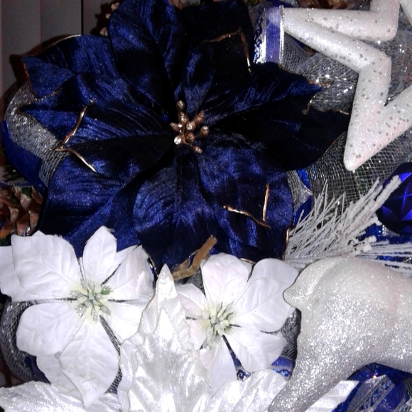 Stunning Handmade Christmas Wreath in Blue Tones NWOT - Picture 4 of 11